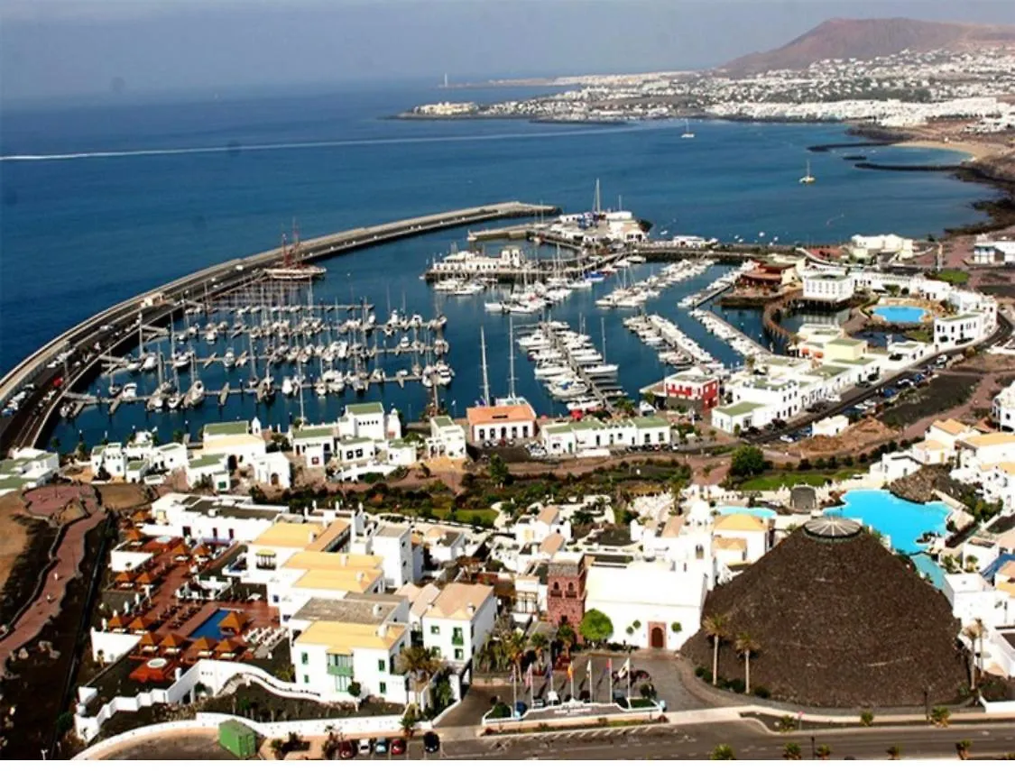 Beautiful And Luxurious Villa With Heated Pool And Free Wi-Fi In Playa Blanca. Spain
