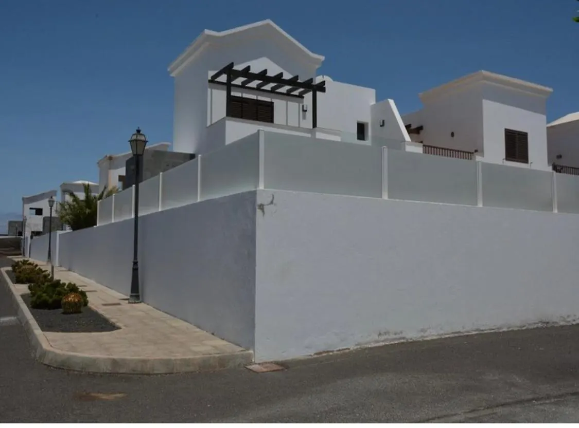 Beautiful And Luxurious Villa With Heated Pool And Free Wi-Fi In Playa Blanca. Spain