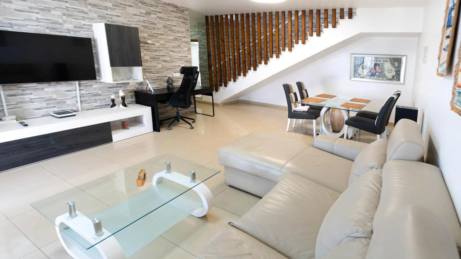 Beautiful And Luxurious Villa With Heated Pool And Free Wi-Fi In Playa Blanca.
