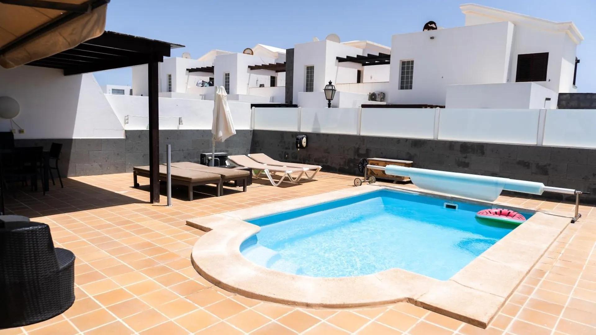 Beautiful And Luxurious Villa With Heated Pool And Free Wi-Fi In Playa Blanca. Spain