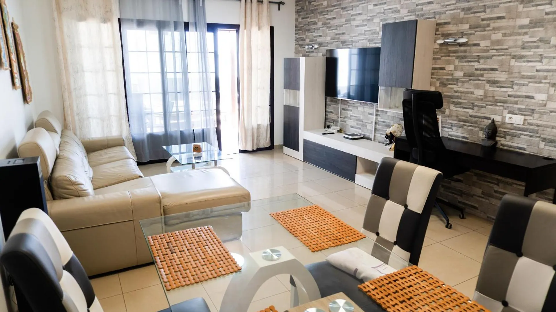 Beautiful And Luxurious Villa With Heated Pool And Free Wi-Fi In Playa Blanca.