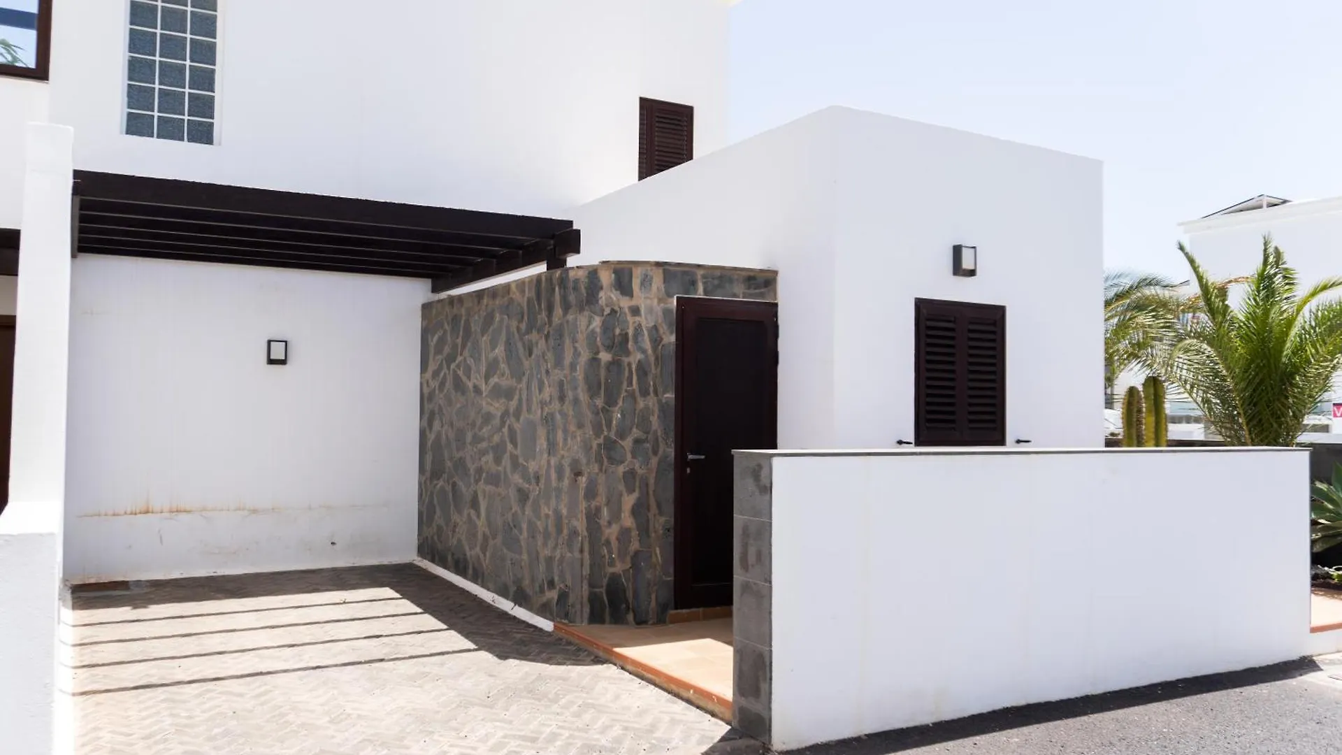Beautiful And Luxurious Villa With Heated Pool And Free Wi-Fi In Playa Blanca.