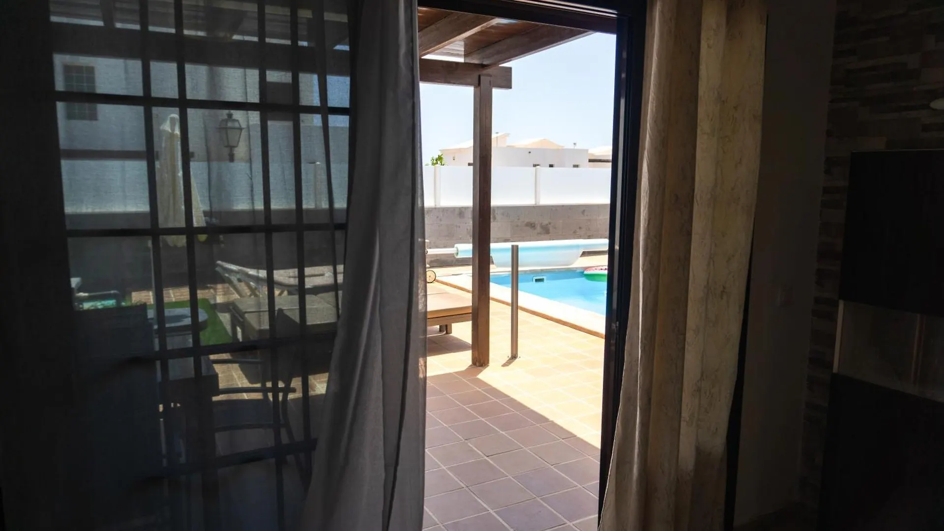 Beautiful And Luxurious Villa With Heated Pool And Free Wi-Fi In Playa Blanca. Spain