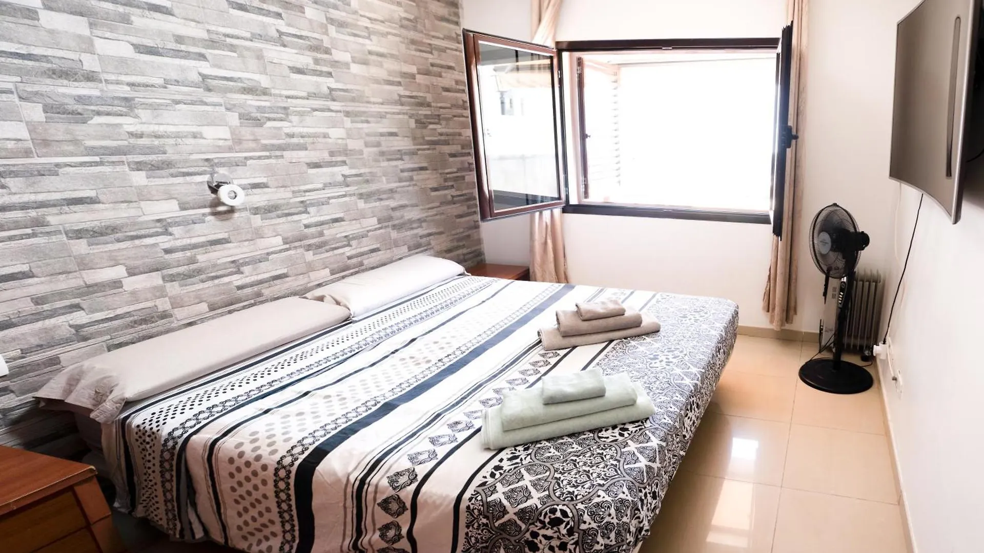 Beautiful And Luxurious Villa With Heated Pool And Free Wi-Fi In Playa Blanca. Spain
