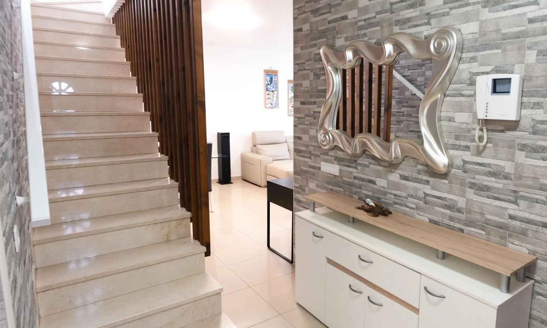 Beautiful And Luxurious Villa With Heated Pool And Free Wi-Fi In Playa Blanca. Spain